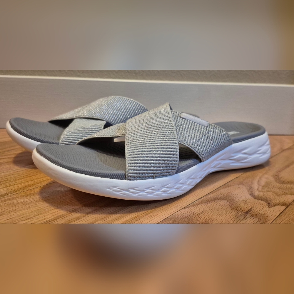 Skechers Women's 8 On The Go Silver Goga Mat Slide Sandals EUC - Picture 2 of 11